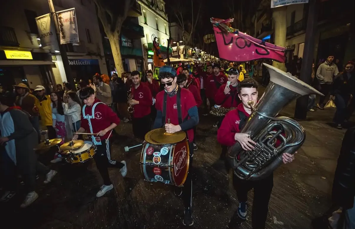 Los Bemoles tocando por la calle de noche