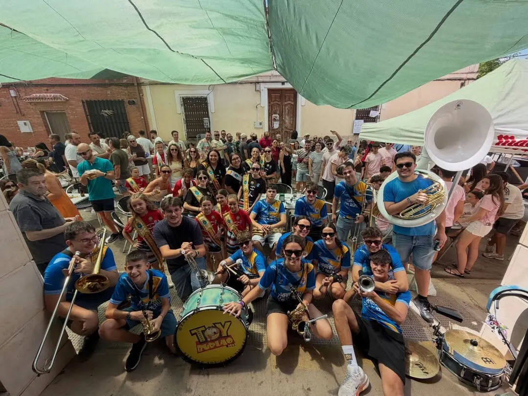 Charanga Toy Burlao tocando en plaza rodeada de público bajo un toldo