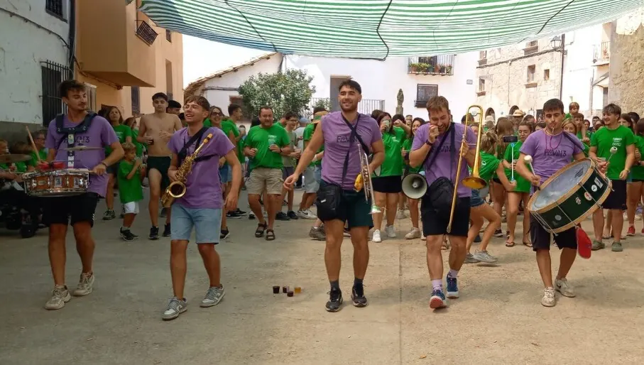 Flowin Band tocando en pasacalles por una calle con toldos