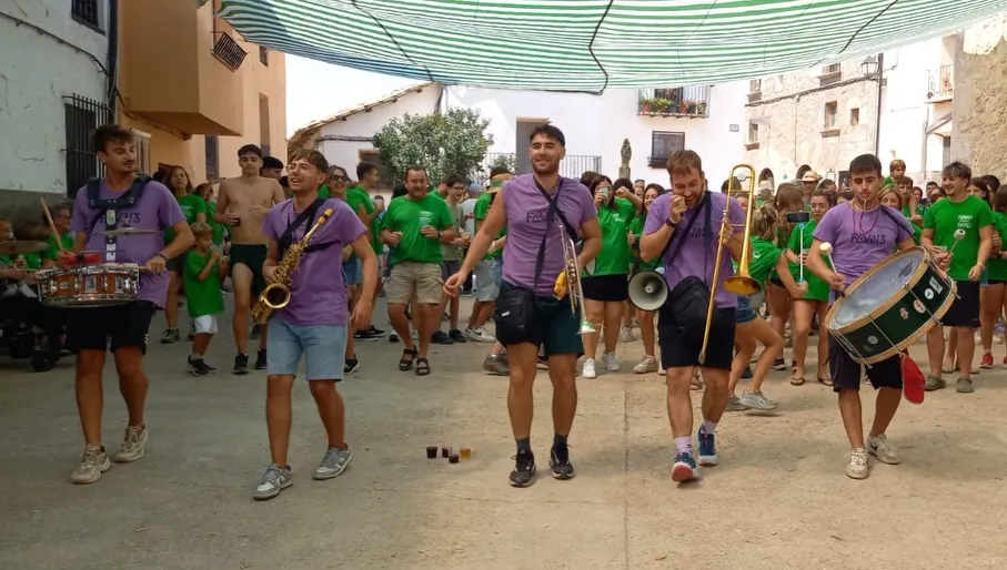 Flowin Band tocando en la plaza de un pueblo durante las fiestas