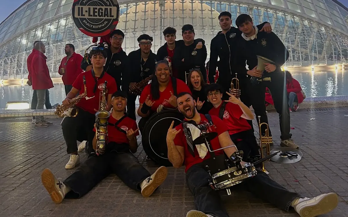 Xaranga La Il·legal posando frente a la Ciudad de las Artes y las Ciencias de Valencia