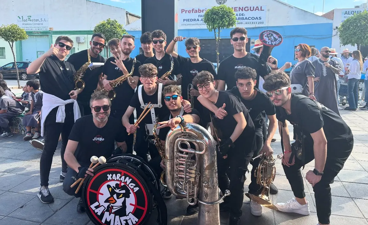 Xaranga La Mafia posando en unas fiestas