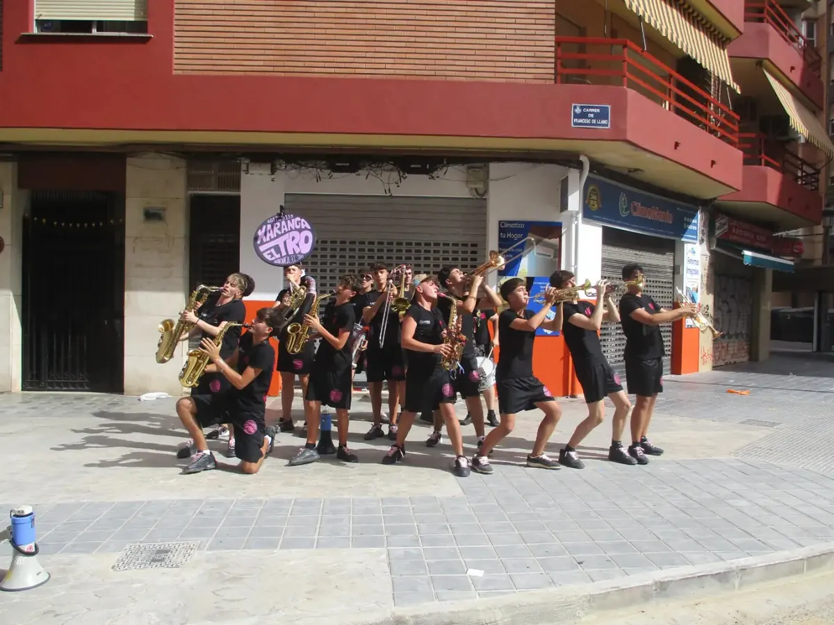 Xaranga El Tro tocando en la calle durante un pasacalles
