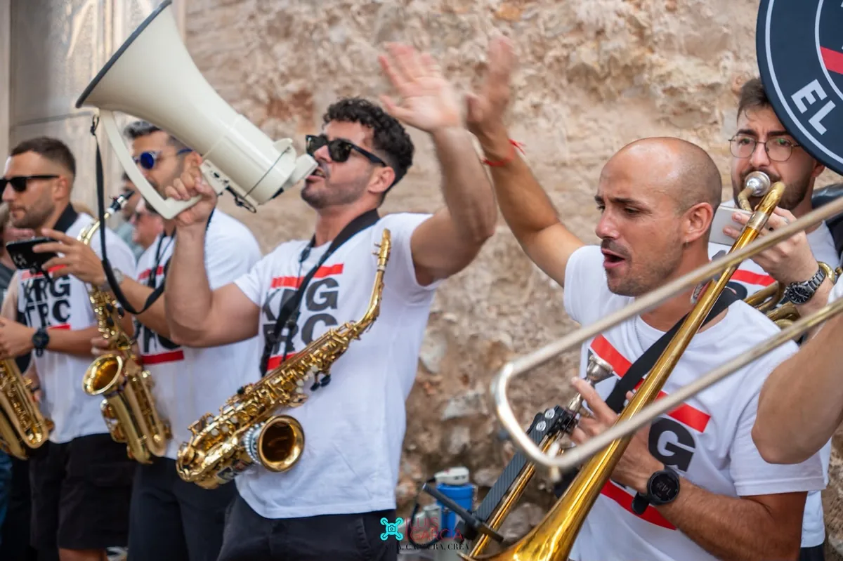 Xaranga El Truc tocando y animando con megáfono en la calle
