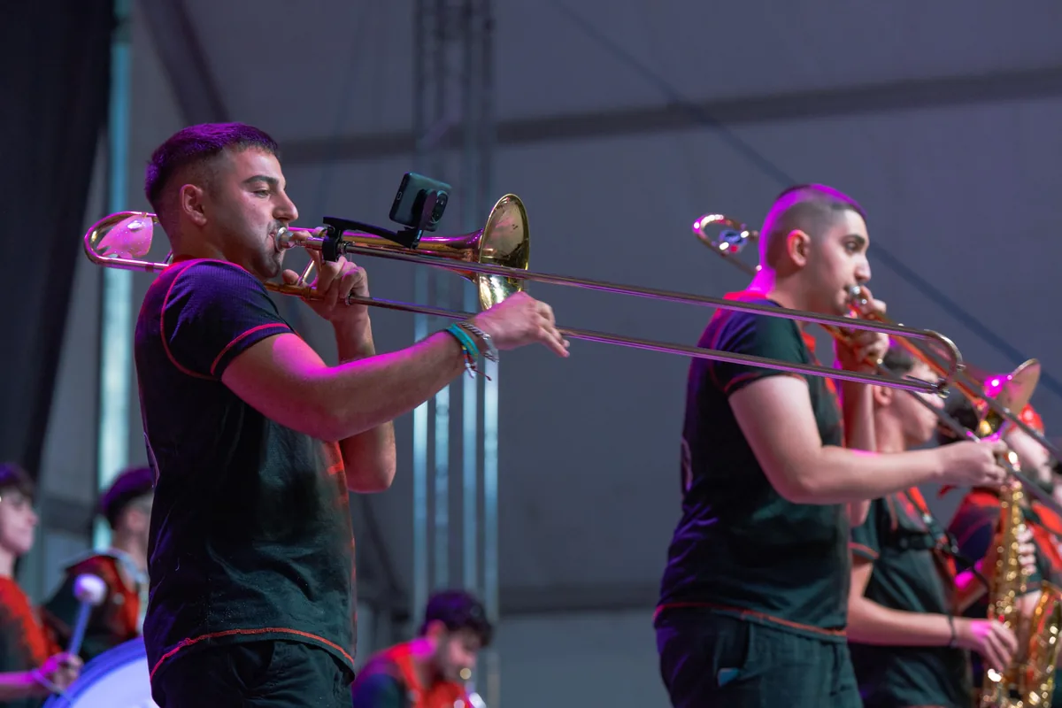 Trombones y saxo de Xaranga La Cendra actuando sobre un escenario