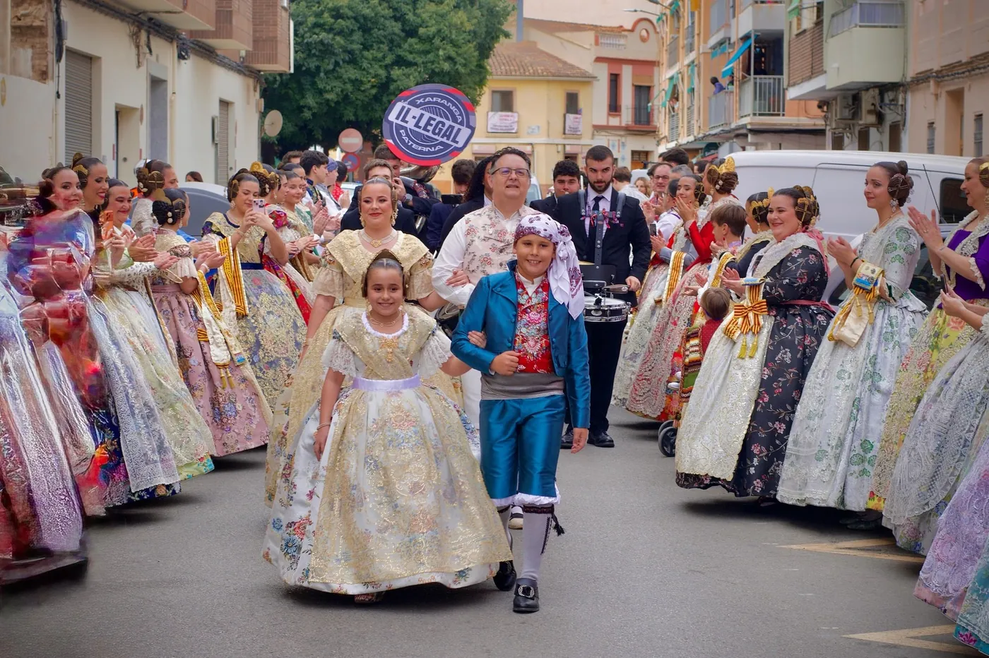Xaranga La Il·legal de Paterna tocando entre dos filas de falleras