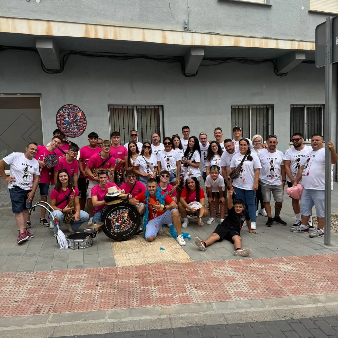 Xaranga l’Esclafit posando en grupo con una peña en fiestas