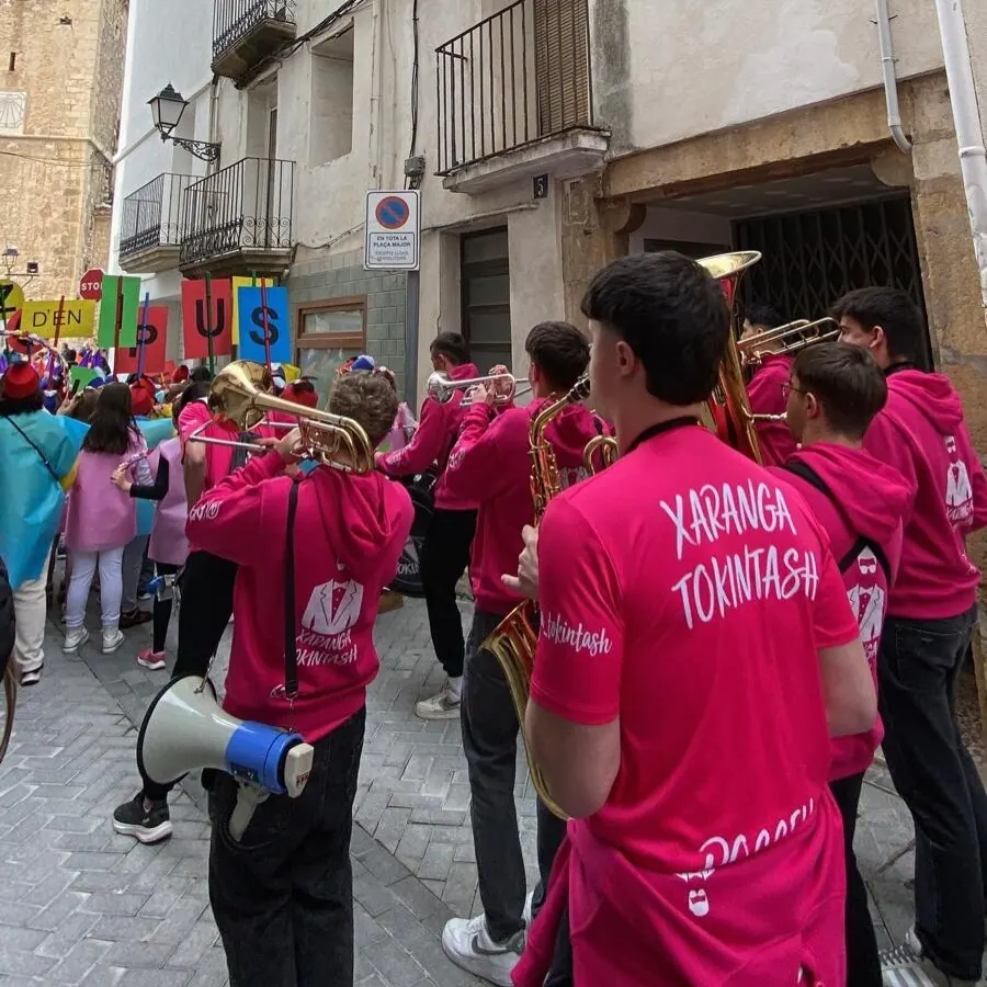 Xaranga Tokintash tocando en un pasacalles con niños mirando