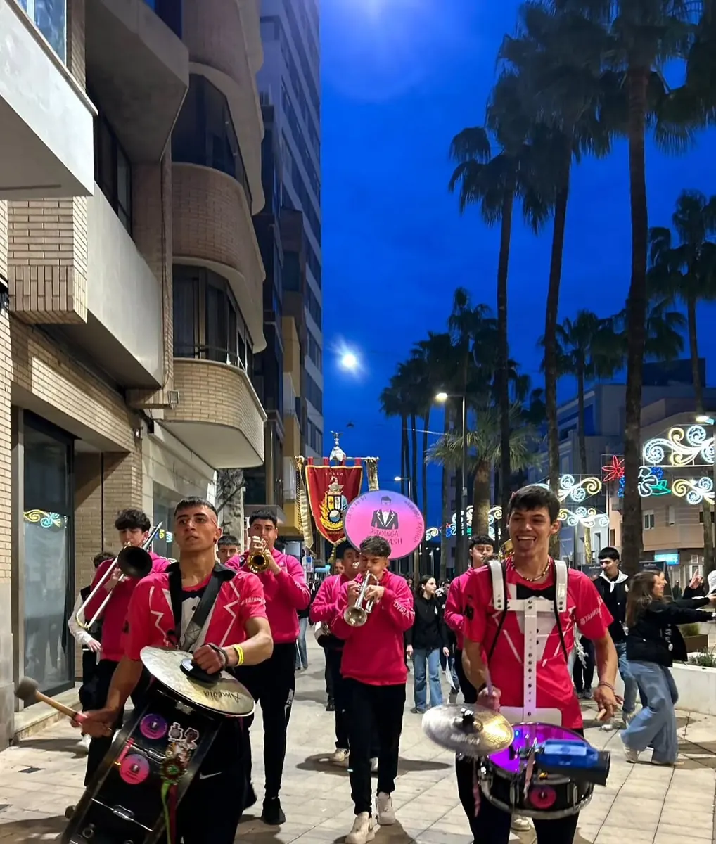 Xaranga Tokintash tocando al anochecer en una calle con palmeras